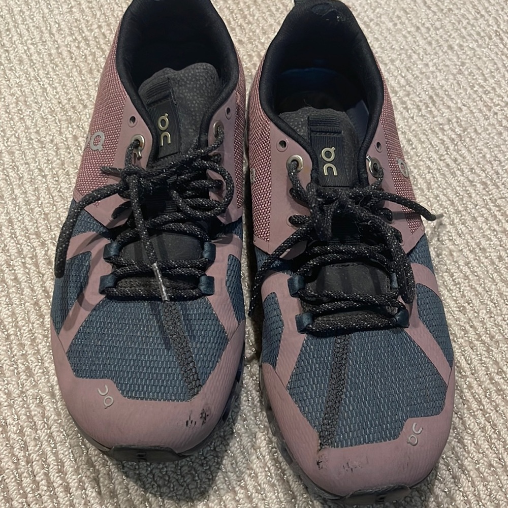 On cloud running shoes size 7.5